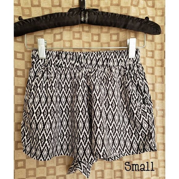 Women's Casual Lounge Lightweight Geo Print Free Flowing Shorts Small clearance - Picture 1 of 4